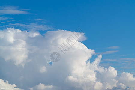 白天蓝色天空中的白白美丽的积雪云云朵气象白色日光天堂气氛背景蓝天空气照片天气图片