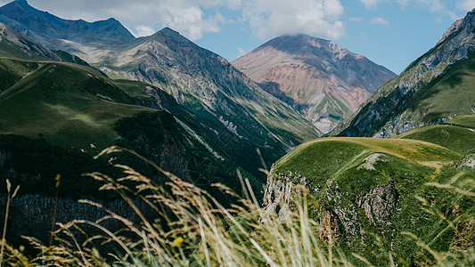 乔治亚州Kazbegi的景象 美丽的自然山地背景爬坡岩石假期村庄旅游天空高地大教堂地标蓝色图片