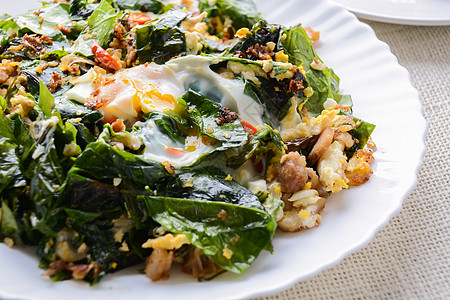 白色一盘美味的白菜叶或梅林霍维叶子热带盘子文化食物油炸营养树叶饮食美食图片