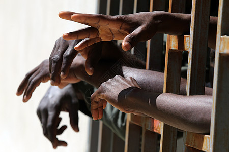 移徙的非洲黑人手握近身 紧贴人文两层危机情况沉船监狱海灵药援助难民庇护开发联盟图片