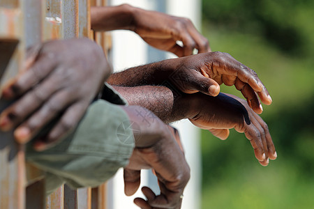 移徙的非洲黑人手握近身 紧贴人文两层海灵药监狱难民开发沉船联盟援助情况囚犯庇护图片