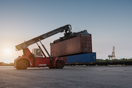 集装箱箱式叉车搬运装卸海关进口经济储存卡车港口贸易金属商业加载图片
