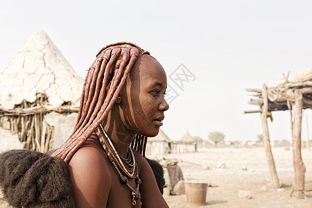 颈部有首饰的希姆巴族妇女 在尼卡曼贾布附近图片
