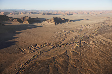 热气球降落在索苏夫莱沙漠的沙子上图片