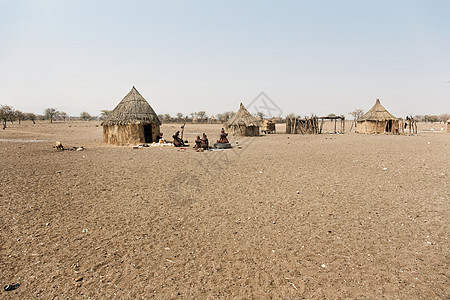 在Etosha国家公园附近有传统小屋的Himba村图片