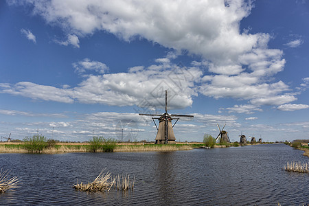 南霍尔州Kinderdijk的老兵上历史悠久的荷兰风车图片