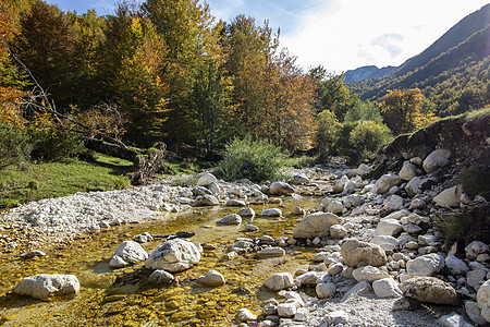 阿布鲁佐国家公园旅行环境石头风景公园山脉小路溪流荒野丘陵图片