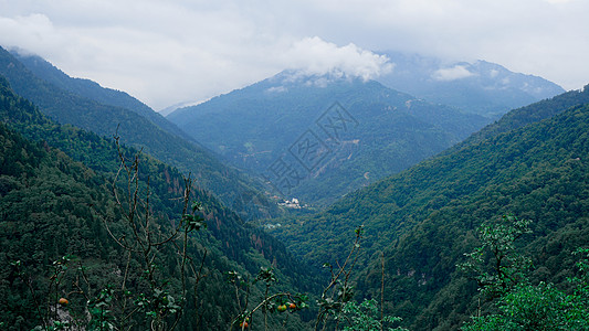 乔治亚州Kazbegi的景象 美丽的自然山地背景顶峰旅行假期天空教会蓝色地标森林远足爬坡图片