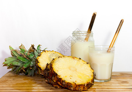 果汁菠萝饮料和冰淇淋新鲜菠萝饮食凤梨黄色热带水果食物桌子营养白色饮料图片