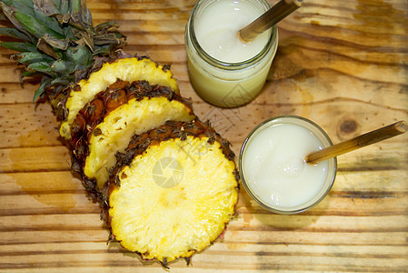 果汁菠萝饮料和冰淇淋新鲜菠萝黄色热带饮食凤梨白色食物水果玻璃饮料营养图片