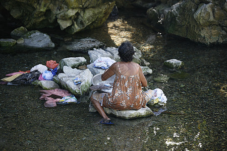 菲律宾老妇在河边洗衣服 菲律宾图片