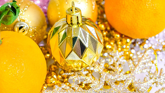 圣诞树彩色明亮的球装饰季节金子桌子假期风格白色季节性装饰品雪花新年图片