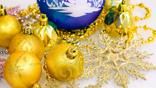 圣诞树彩色明亮的球装饰玻璃礼物新年风格季节性金子白色假期桌子红色图片