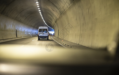 在高速公路隧道里行驶的公交车速度街道坡度运动技术交通路线曲线运输入口图片