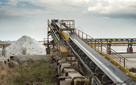 用于从海上提取盐类的设备设备矿物农场机器工厂盐渍装载机生产工业旅行白色图片