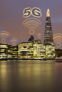 城市中的 5G 概念 在 th 顶部的许多无线符号全球细胞建筑电讯天线电脑数据上网技术商业图片