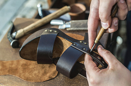制鞋手工业男人生产皮革维修皮匠职业传统工具大底图片
