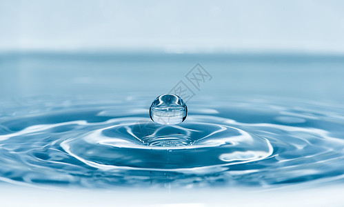 掉进水里反射宏观水滴环境圆圈飞溅海浪气泡运动蓝色图片