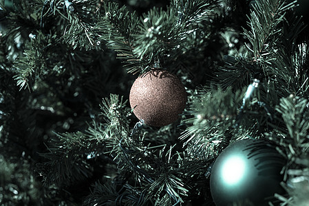 日光闭合时挂在圣诞松树枝上的过滤图像红色球装饰品珍珠房子松树新年正方形玻璃金子玩具火花锥体图片
