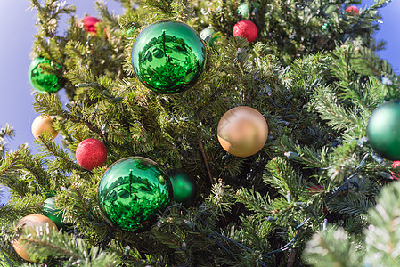 日光闭合时挂在圣诞松树枝上的绿球装饰品锥体珍珠传统花环庆典新年玩具假期火花松树图片