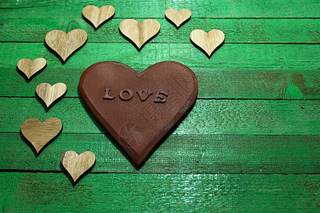绿色心形边框一个生锈的爱心 与许多小心脏卡片装饰母亲木头木板绿色边框背景爱的心符号背景