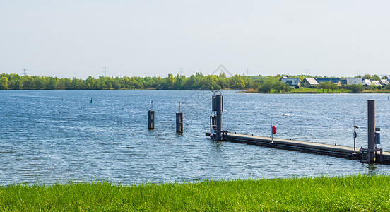 Tholen 市的码头 背景是小屋 Zeeland 荷兰图片