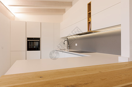 现代白色厨房内滚刀房子木地板木梁家具电磁炉台面餐具柜橱柜奢华图片