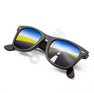 白色背景带路透镜的玻璃眼镜旅行城市眼镜概念眼睛反射交通压力太阳镜旅游背景图片
