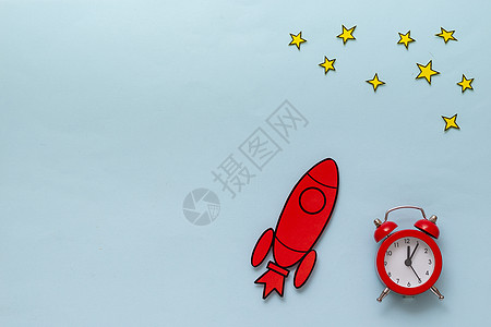 带闹钟和星星的红色卡通红火箭图片