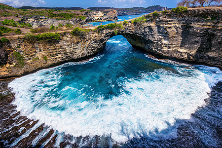 印度尼西亚巴厘岛Nusa Penida岛断裂海滩岩石海洋海岸天堂旅行支撑海景海浪隧道海滩图片