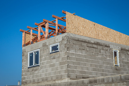 屋顶施工在房屋施工现场安装木梁 建筑细节与木材 木材和金属支架工人木板房子建设桁架工程阁楼构造光束板条图片