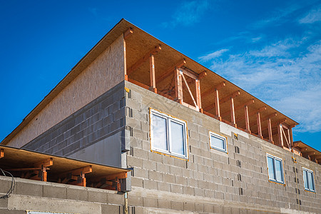屋顶施工在房屋施工现场安装木梁 建筑细节与木材 木材和金属支架建设者木头阁楼构造木板建设房子桁架光束板条图片