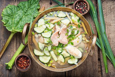 带鱼的蔬菜汤草本植物辣椒叶子食物饮食肉汤桌子鱼汤盘子香料图片