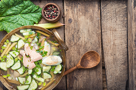 带鱼的蔬菜汤植物叶子肉汤鱼汤饮食香料海鲜食物盘子草本植物图片