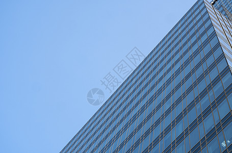 建筑物窗户中天空的倒影 蓝天上的现代玻璃摩天大楼的透视和暗角视图 营业所或公司大楼的窗户技术办公室工作酒店金融玻璃中心银行商业城图片