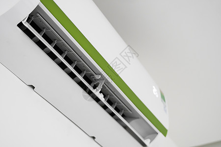 起居室或卧室的白色墙壁上架设空调机 室内舒适温度 健康概念和节能等设备 可节省能源交流电器具冷却器冷气机状况控制房子护发素冷却灰图片