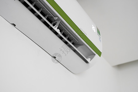 起居室或卧室的白色墙壁上架设空调机 室内舒适温度 健康概念和节能等设备 可节省能源净化器扇子冷气机冷却细菌护发素活力除湿机办公室图片