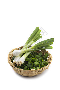 新鲜成熟的绿春洋葱红桃或扇菜 白底篮子中切成洋葱叶子营养美食饮食灯泡食物草本植物厨房药品香料图片