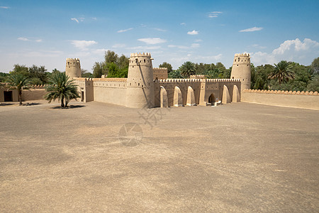 阿联酋阿布扎比酋长国阿伊恩的绿洲墙壁旅行城堡假期防御建筑学活动沙丘天空图片