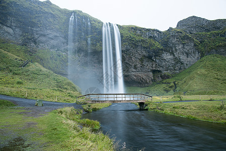 冰岛的瀑布岩石风景溪流流动日落荒野国家悬崖地标图片