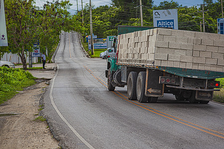 2号公路上的旧卡车图片