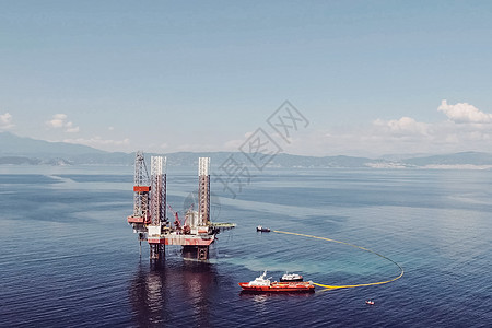 石油平台的拖车 港口的钻井平台码头技术气体钻孔工程勘探活力日落天空起重机图片