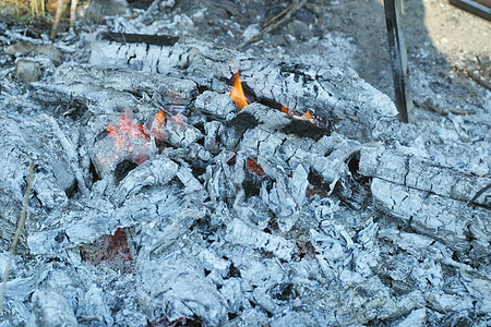 炎炎夏日 准备烧烤的火烧完后 留下了一些火焰的灰烬背景图片