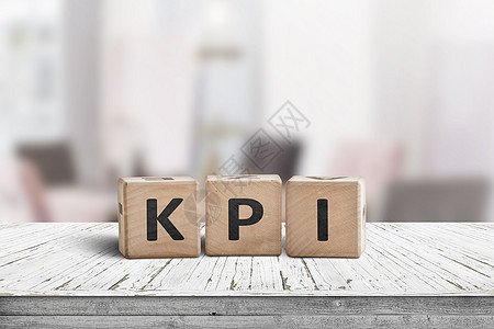 在明亮环境中的木牌上的 KPI 字词图片