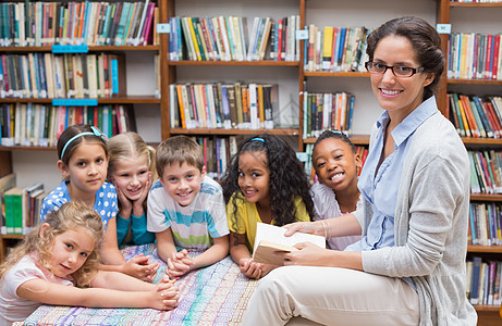 图书馆的可爱学生和教师阅读小学瞳孔早教教育知识男生快乐图书书架微笑图片