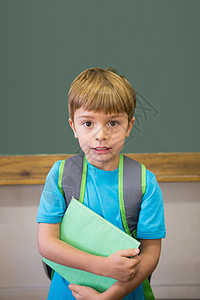 在课堂上拿着笔记本的镜头中笑着可爱的学生班级微笑书包幼儿园学校男性快乐小学瞳孔小学生图片