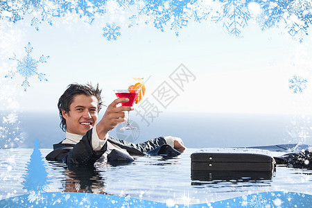在游泳池里和鸡尾酒一起放松的 愉快的生意人快乐水果管理人员计算机人士枞树领带乐趣雪花绘图图片