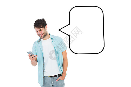 快乐的随意男子发来短信的复合图像衬衫话框演讲讲话电话头发手机棕色拨号服装图片