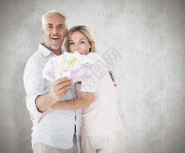 幸福情侣闪现现金的复合形象头发计算机风化银行业金发储蓄男性货币经济服装图片