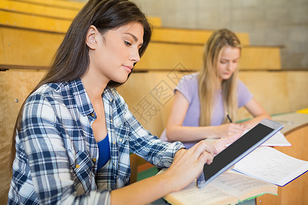 使用平板牌的漂亮黑头发学生演讲笔记休闲校园电脑触摸屏高等教育学校服装女性背景图片